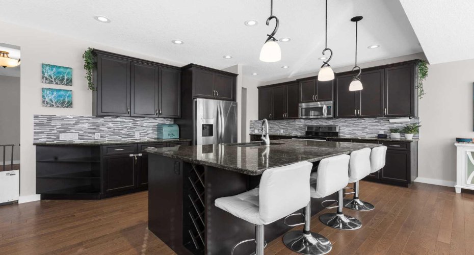 Large sit-up island perfect for entertaining