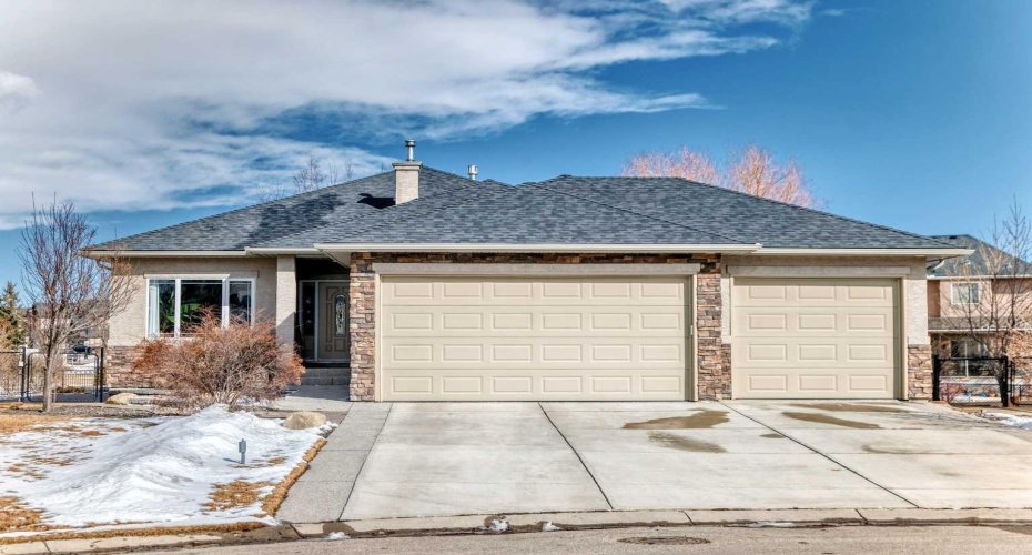 EXECUTIVE STYLE FOUR BEDROOM BUNGALOW, WALKING DISTANCE TO THE LAKE!