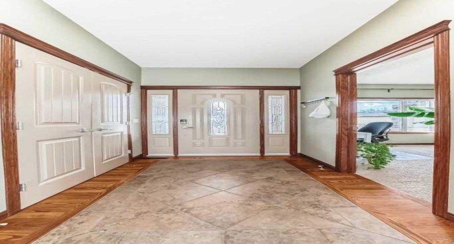 Large foyer to greet your guests!