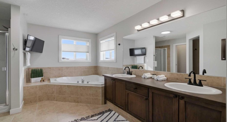 5pc ensuite with updated lighting and fixtures.