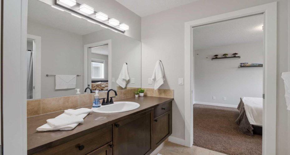 4pc Jack & Jill bath.