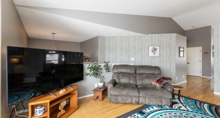 10 Hawthorne Way, Penhold, Alberta T0M1R0, 3 Bedrooms Bedrooms, ,3 BathroomsBathrooms,Residential,For Sale,Hawthorne,A2292117