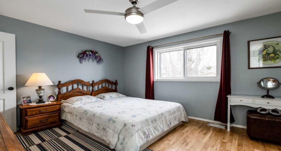 10 Hawthorne Way, Penhold, Alberta T0M1R0, 3 Bedrooms Bedrooms, ,3 BathroomsBathrooms,Residential,For Sale,Hawthorne,A2292117