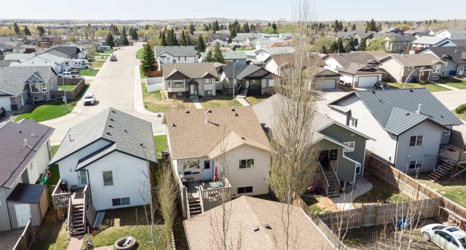 10 Hawthorne Way, Penhold, Alberta T0M1R0, 3 Bedrooms Bedrooms, ,3 BathroomsBathrooms,Residential,For Sale,Hawthorne,A2292117