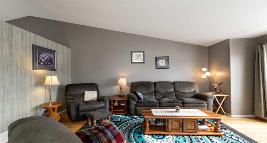 10 Hawthorne Way, Penhold, Alberta T0M1R0, 3 Bedrooms Bedrooms, ,3 BathroomsBathrooms,Residential,For Sale,Hawthorne,A2292117