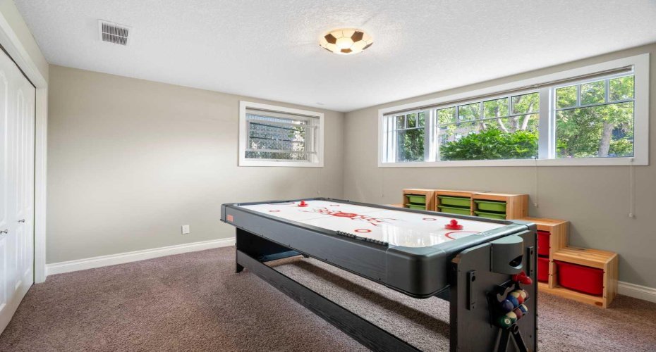 1914 Broadview Road, Calgary, Alberta T2N 3h7, 5 Bedrooms Bedrooms, ,4 BathroomsBathrooms,Residential,For Sale,Broadview,A2292394