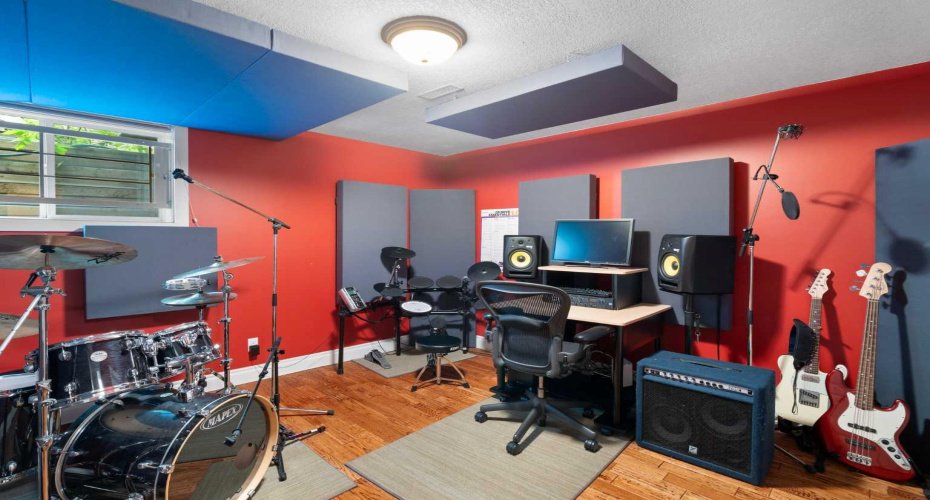 1914 Broadview Road, Calgary, Alberta T2N 3h7, 5 Bedrooms Bedrooms, ,4 BathroomsBathrooms,Residential,For Sale,Broadview,A2292394