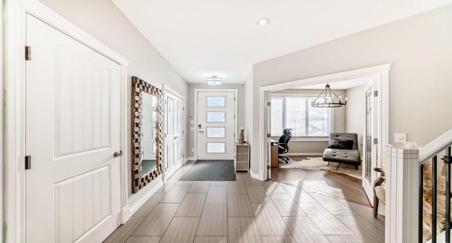 4627 83 Street, Calgary, Alberta T3B 2R1, 4 Bedrooms Bedrooms, ,4 BathroomsBathrooms,Residential,For Sale,83,A2292481