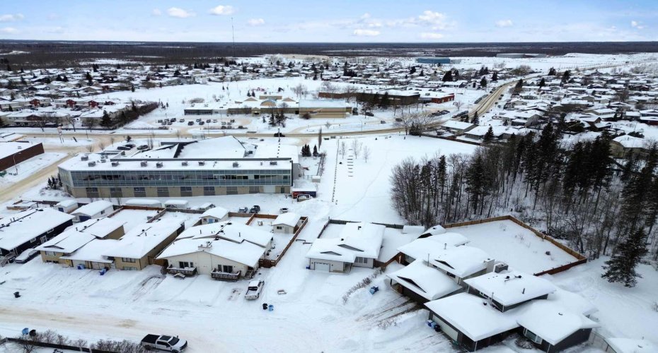 218 Maclaren Crescent, Fort McMurray, Alberta T9K 1J8, 4 Bedrooms Bedrooms, ,2 BathroomsBathrooms,Residential,For Sale,Maclaren,A2292549