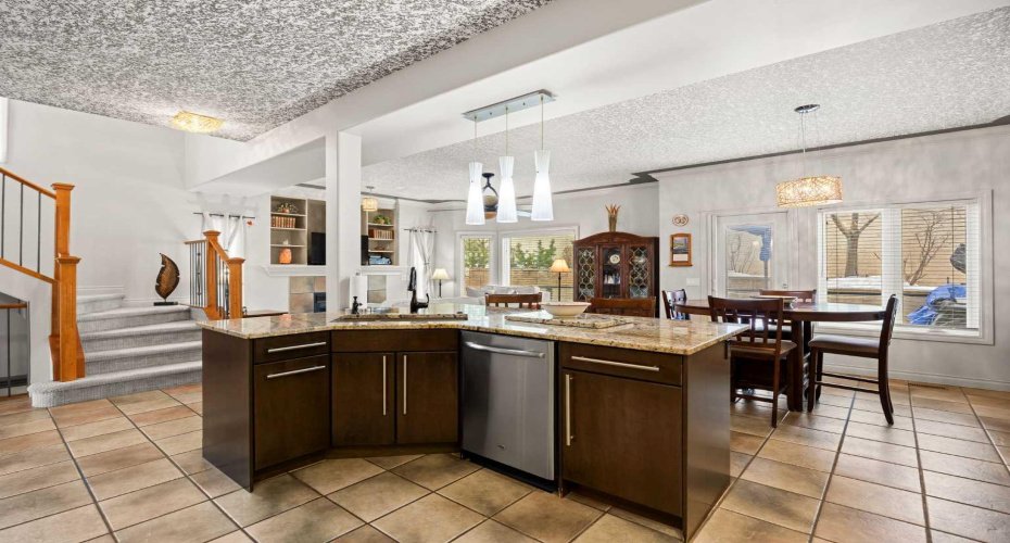 100 Signature Way, Calgary, Alberta T3H 2W6, 3 Bedrooms Bedrooms, ,4 BathroomsBathrooms,Residential,For Sale,Signature,A2292586