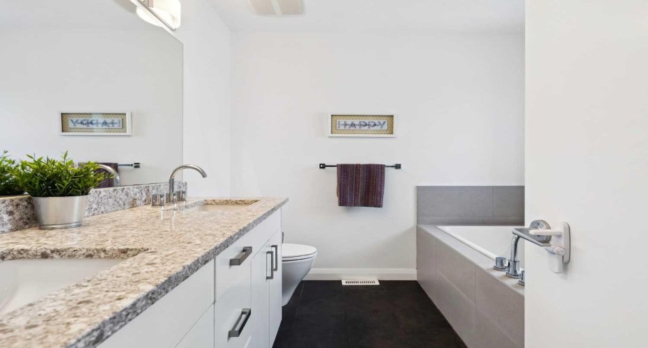 5-piece primary ensuite with quartz counters