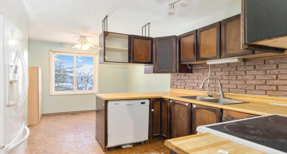 Kitchen and eat in dining area