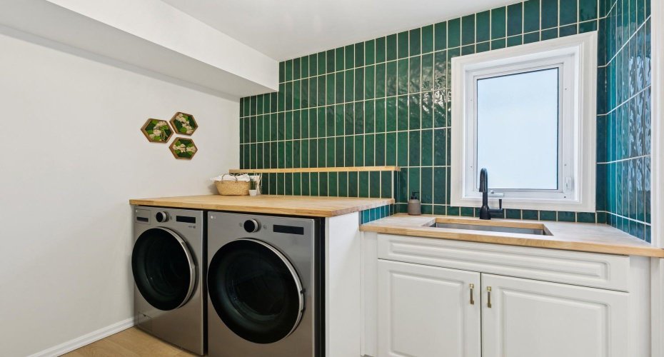 Laundry room with laundry sink