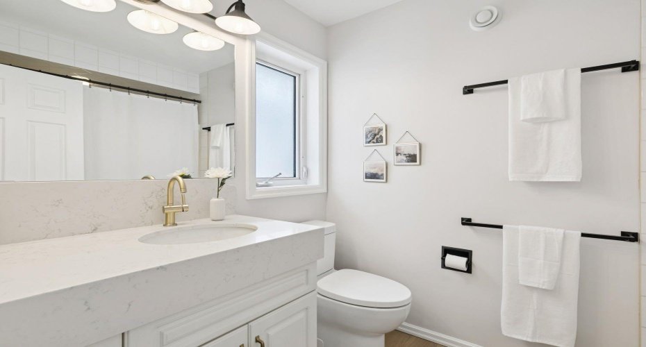 Primary en suite with jetted tub