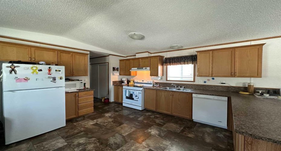 6205 54 Street, Ponoka, Alberta T4J 1M5, 3 Bedrooms Bedrooms, ,2 BathroomsBathrooms,Mobile,For Sale,54,A2292711