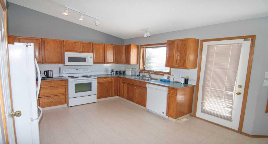 18 West Murphy Place, Cochrane, Alberta T4C1L8, 4 Bedrooms Bedrooms, ,3 BathroomsBathrooms,Residential,For Sale,West Murphy,A2292794