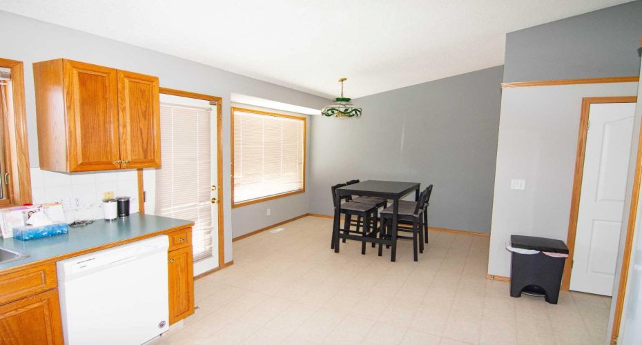 18 West Murphy Place, Cochrane, Alberta T4C1L8, 4 Bedrooms Bedrooms, ,3 BathroomsBathrooms,Residential,For Sale,West Murphy,A2292794