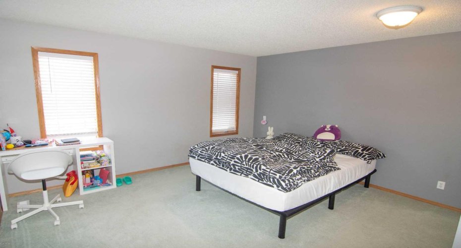 18 West Murphy Place, Cochrane, Alberta T4C1L8, 4 Bedrooms Bedrooms, ,3 BathroomsBathrooms,Residential,For Sale,West Murphy,A2292794