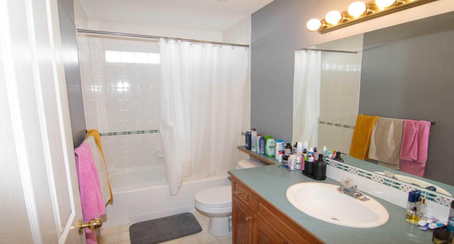 18 West Murphy Place, Cochrane, Alberta T4C1L8, 4 Bedrooms Bedrooms, ,3 BathroomsBathrooms,Residential,For Sale,West Murphy,A2292794