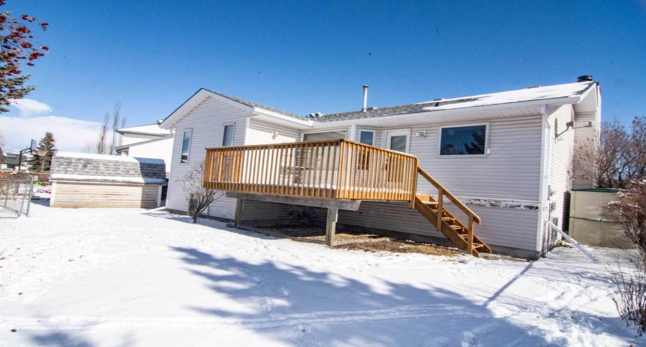 18 West Murphy Place, Cochrane, Alberta T4C1L8, 4 Bedrooms Bedrooms, ,3 BathroomsBathrooms,Residential,For Sale,West Murphy,A2292794