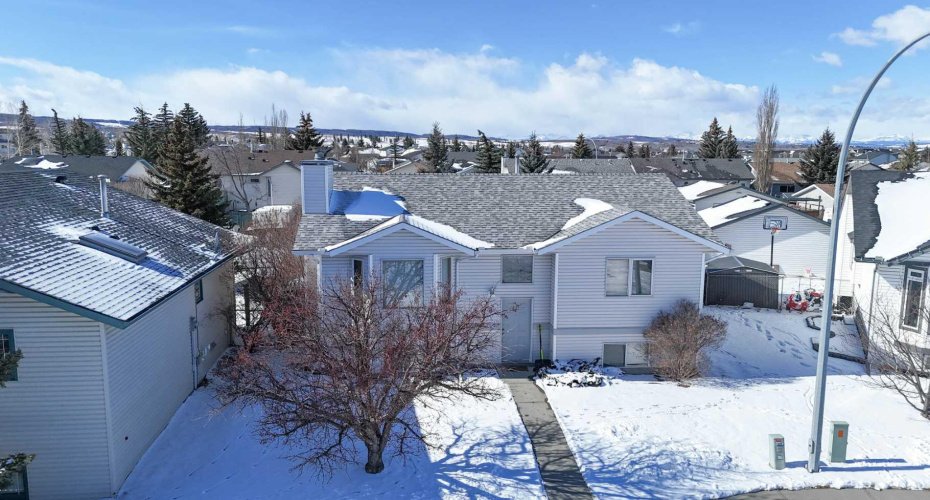 18 West Murphy Place, Cochrane, Alberta T4C1L8, 4 Bedrooms Bedrooms, ,3 BathroomsBathrooms,Residential,For Sale,West Murphy,A2292794