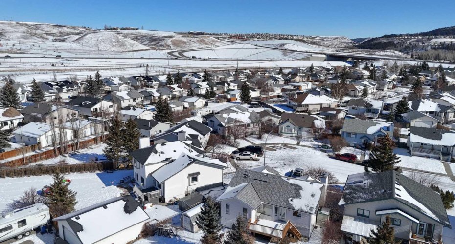 18 West Murphy Place, Cochrane, Alberta T4C1L8, 4 Bedrooms Bedrooms, ,3 BathroomsBathrooms,Residential,For Sale,West Murphy,A2292794