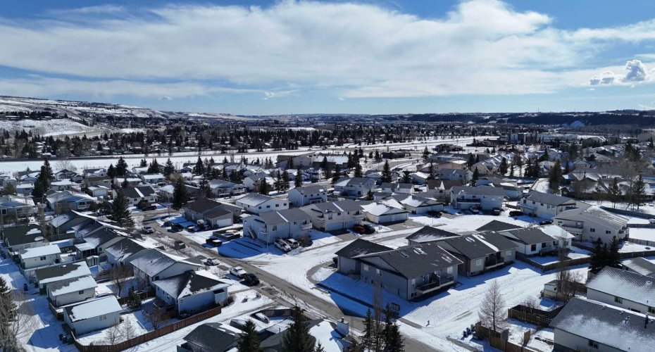 18 West Murphy Place, Cochrane, Alberta T4C1L8, 4 Bedrooms Bedrooms, ,3 BathroomsBathrooms,Residential,For Sale,West Murphy,A2292794