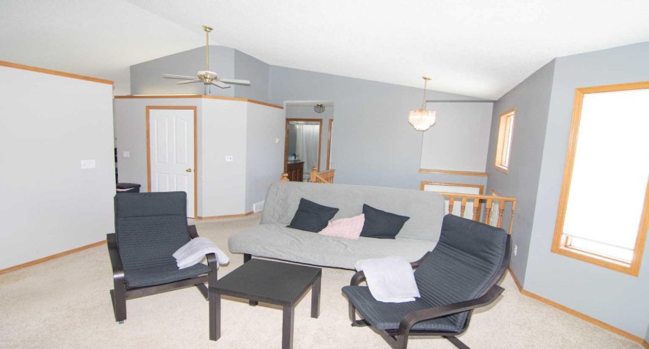 18 West Murphy Place, Cochrane, Alberta T4C1L8, 4 Bedrooms Bedrooms, ,3 BathroomsBathrooms,Residential,For Sale,West Murphy,A2292794