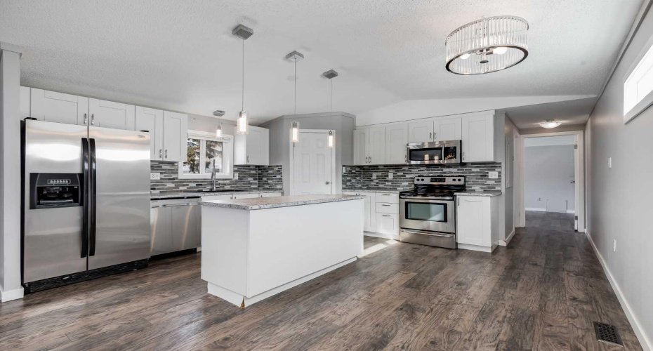 3223 83 Street, Calgary, Alberta T3B 5N7, 3 Bedrooms Bedrooms, ,2 BathroomsBathrooms,Mobile,For Sale,83,A2292803