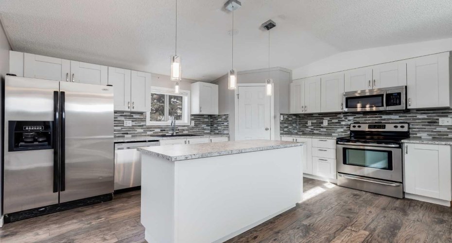 3223 83 Street, Calgary, Alberta T3B 5N7, 3 Bedrooms Bedrooms, ,2 BathroomsBathrooms,Mobile,For Sale,83,A2292803