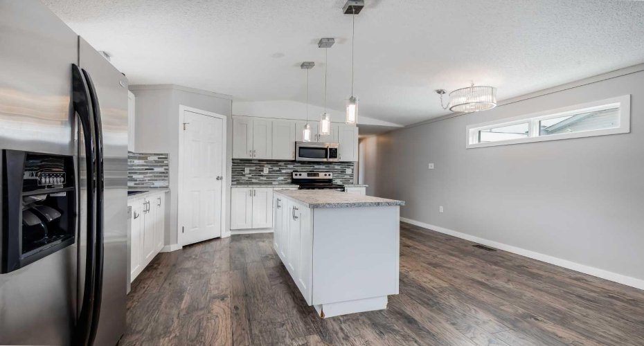 3223 83 Street, Calgary, Alberta T3B 5N7, 3 Bedrooms Bedrooms, ,2 BathroomsBathrooms,Mobile,For Sale,83,A2292803