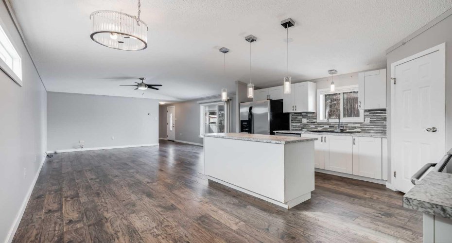 3223 83 Street, Calgary, Alberta T3B 5N7, 3 Bedrooms Bedrooms, ,2 BathroomsBathrooms,Mobile,For Sale,83,A2292803