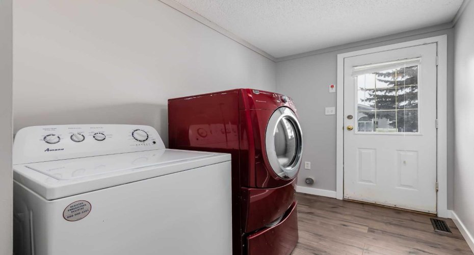 3223 83 Street, Calgary, Alberta T3B 5N7, 3 Bedrooms Bedrooms, ,2 BathroomsBathrooms,Mobile,For Sale,83,A2292803