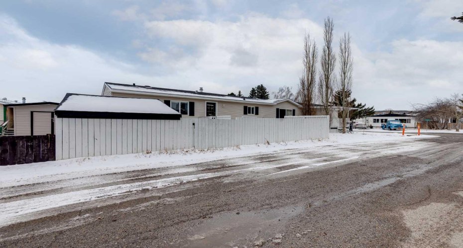 3223 83 Street, Calgary, Alberta T3B 5N7, 3 Bedrooms Bedrooms, ,2 BathroomsBathrooms,Mobile,For Sale,83,A2292803
