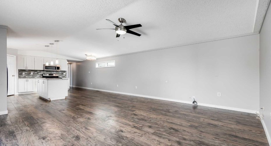 3223 83 Street, Calgary, Alberta T3B 5N7, 3 Bedrooms Bedrooms, ,2 BathroomsBathrooms,Mobile,For Sale,83,A2292803