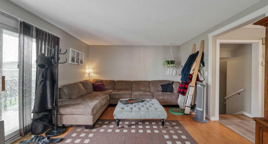 9909 171 Avenue, Edmonton, Alberta T5X 4X2, 3 Bedrooms Bedrooms, ,2 BathroomsBathrooms,Residential,For Sale,171,A2289343