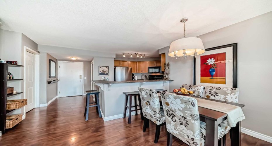 Dining Area and Breakfast Bar