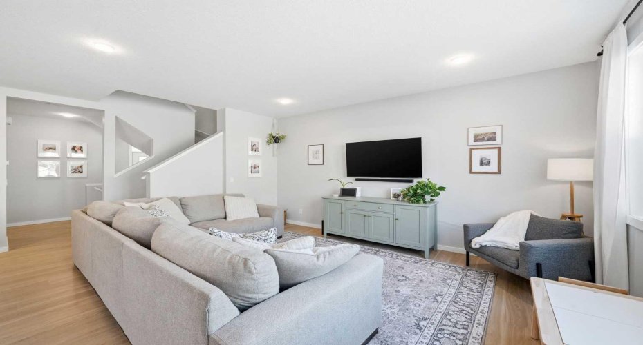 320 Sundown View, Cochrane, Alberta T4C 2R2, 3 Bedrooms Bedrooms, ,3 BathroomsBathrooms,Residential,For Sale,Sundown,A2292177