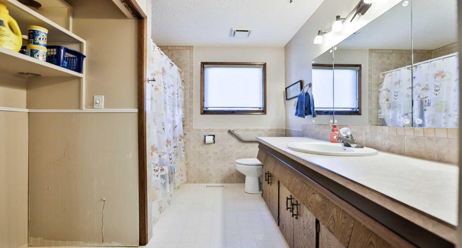 159 Park Avenue, Raymond, Alberta T0K 2S0, 4 Bedrooms Bedrooms, ,3 BathroomsBathrooms,Residential,For Sale,Park Avenue,A2292200