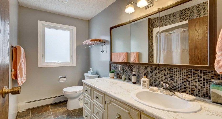 703 Memorial Avenue, Vulcan, Alberta T0L 2B0, 4 Bedrooms Bedrooms, ,3 BathroomsBathrooms,Residential,For Sale,Memorial,A2293238