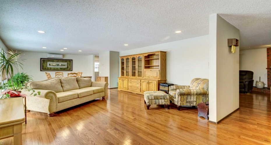 703 Memorial Avenue, Vulcan, Alberta T0L 2B0, 4 Bedrooms Bedrooms, ,3 BathroomsBathrooms,Residential,For Sale,Memorial,A2293238