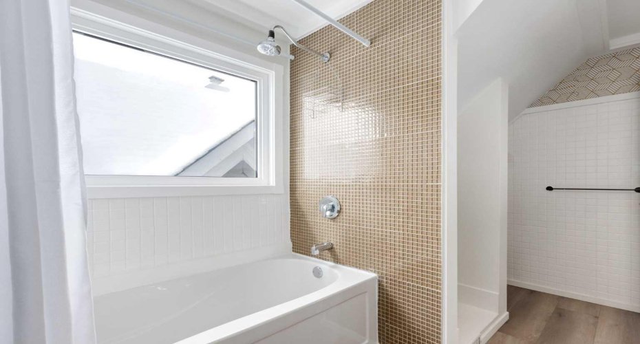 1416 Memorial Drive, Calgary, Alberta T2N3E5, 3 Bedrooms Bedrooms, ,2 BathroomsBathrooms,Residential,For Sale,Memorial,A2293255