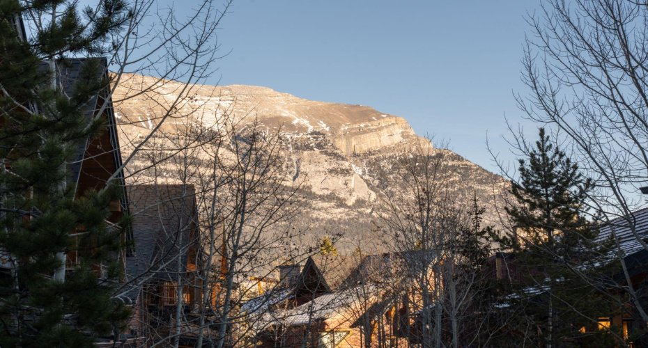 101B Stewart Creek Landing, Canmore, Alberta T1W0E3, 2 Bedrooms Bedrooms, ,2 BathroomsBathrooms,Residential,For Sale,Stewart Creek Landing,A2293258