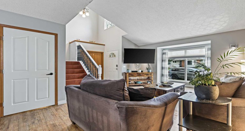 32 Millrise Crescent, Calgary, Alberta T2Y 2H6, 4 Bedrooms Bedrooms, ,3 BathroomsBathrooms,Residential,For Sale,Millrise,A2293264