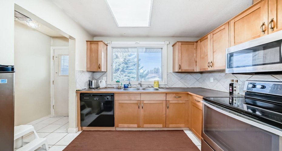 247 Bracewood Road, Calgary, Alberta T2W 3C2, 3 Bedrooms Bedrooms, ,2 BathroomsBathrooms,Residential,For Sale,Bracewood,A2293348