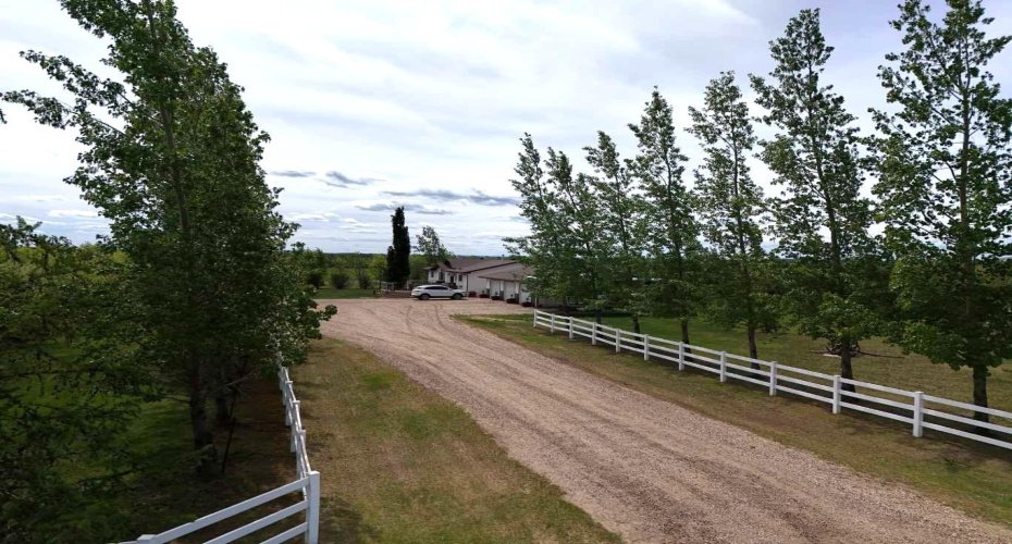 white fiberglass fencing