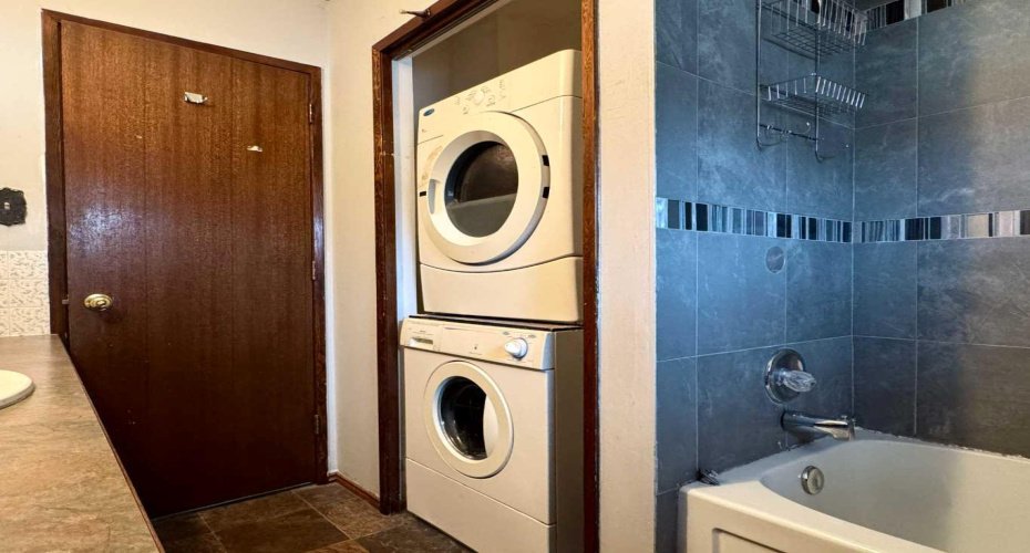 4pc Bathroom and Laundry Area