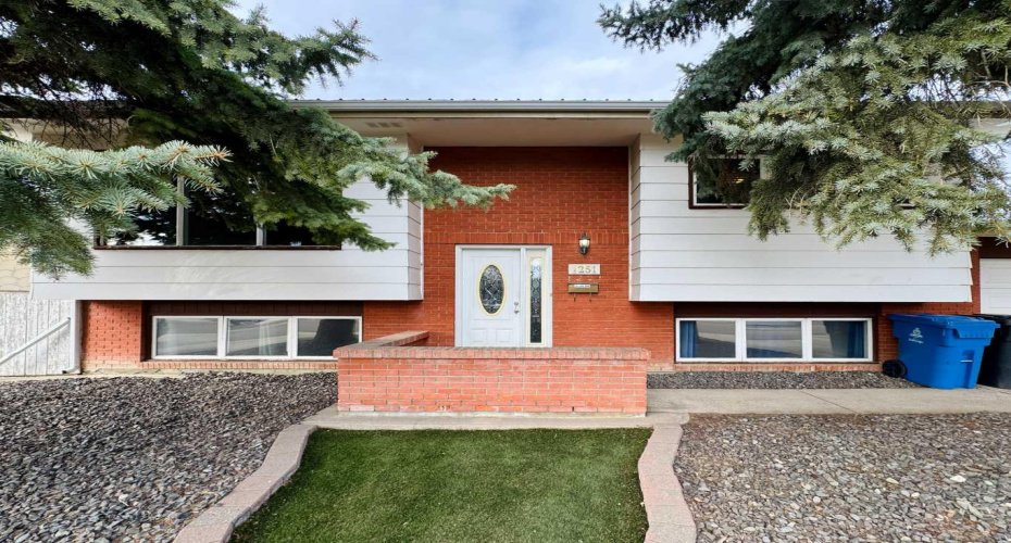 1251 St Catherine Road, Lethbridge, Alberta T1H 4E9, 3 Bedrooms Bedrooms, ,2 BathroomsBathrooms,Residential,For Sale,St Catherine,A2289681