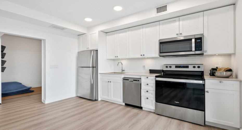 123 4 Street, Calgary, Alberta T2E 3S2, 1 Bedroom Bedrooms, ,1 BathroomBathrooms,Residential,For Sale,4,A2290473