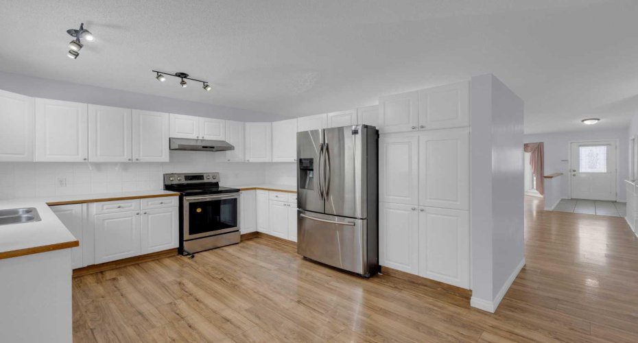 200 Sandstone Drive, Calgary, Alberta T3K 4N7, 2 Bedrooms Bedrooms, ,2 BathroomsBathrooms,Residential,For Sale,Sandstone,A2293170